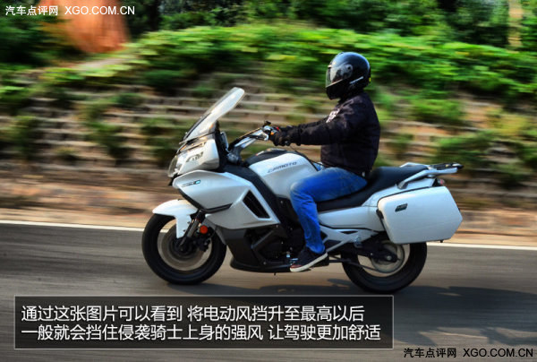 春风2016款650TR-G是一款国产高端的休旅车,相比同门兄弟650TR,这款车型因为保留了许多国宾车的设计,所以在气势上给人感觉更加霸气!完全没有一般人眼中那种“国产山寨货”“土掉渣”的感觉,在这个“拼颜值的年代”,春风2016款650TR-G无疑是“一位高颜值的男士。”