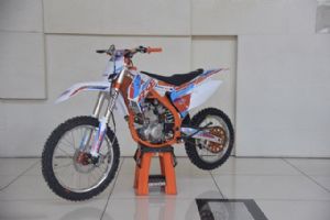  ���ٶ���5����ԽҰĦ�г�