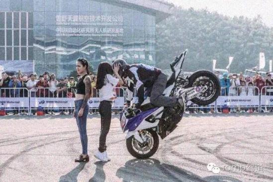 �ұ�һǧ�߰�̨BMWĦ�г���Χ�ˣ������һ�£�