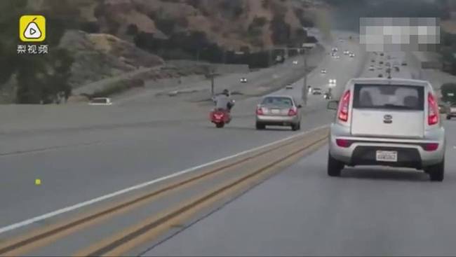 摩托司机和轿车高速上斗气 一脚"踹"翻汽车(组图)