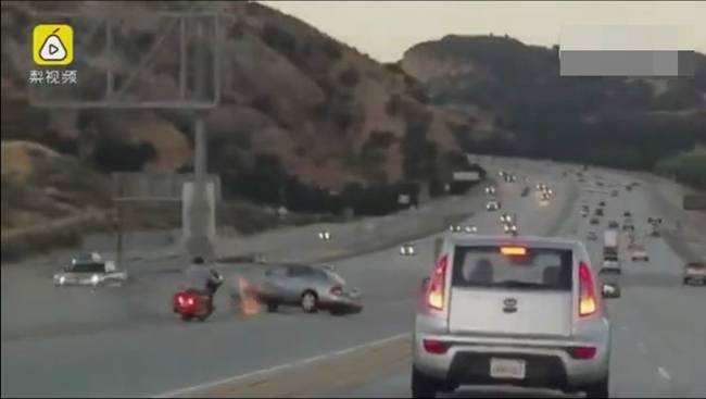摩托司机和轿车高速上斗气 一脚"踹"翻汽车(组图)