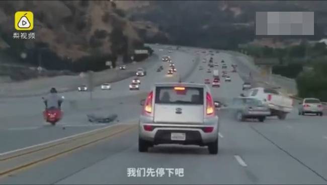 摩托司机和轿车高速上斗气 一脚"踹"翻汽车(组图)