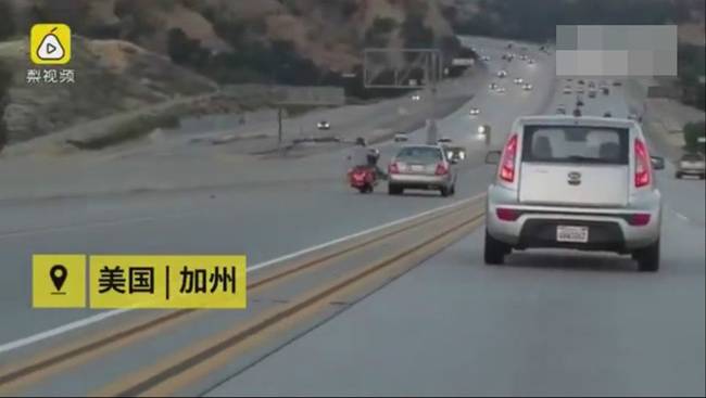 摩托司机和轿车高速上斗气 一脚"踹"翻汽车(组图)