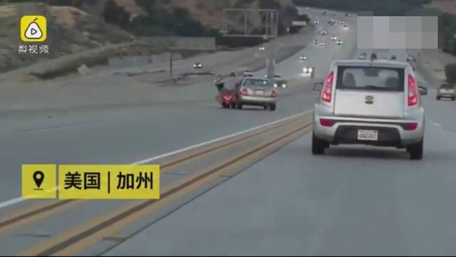 摩托司机和轿车高速上斗气 一脚"踹"翻汽车(组图)