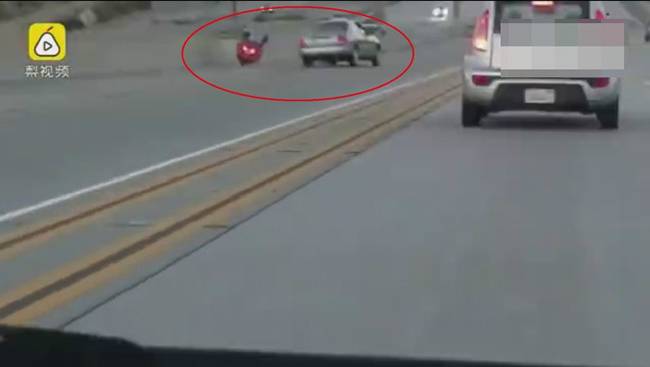 摩托司机和轿车高速上斗气 一脚"踹"翻汽车(组图)